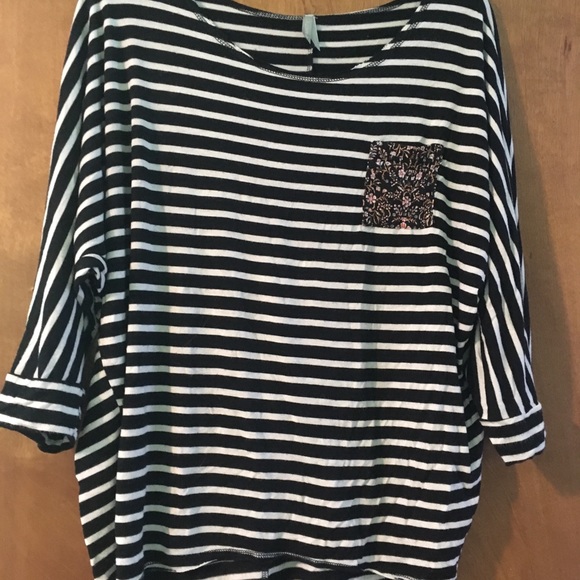 Tops - 💕4 for $8💕Striped 3/4 Sleeve with floral pocket